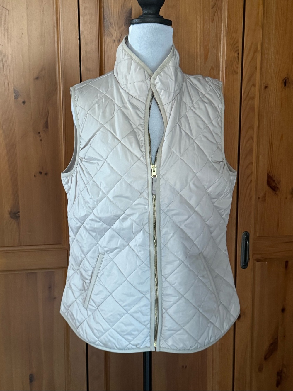 Old Navy Women's Quilted Vest - Light Gray/Dove Gray Size M 20"x25"